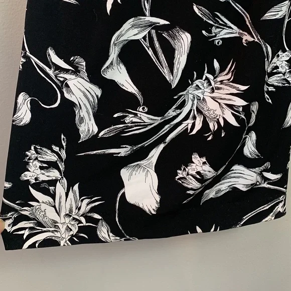 White House Black Market Floral Wide Leg Pants in
Midnight Bloom - Picture 7 of 8